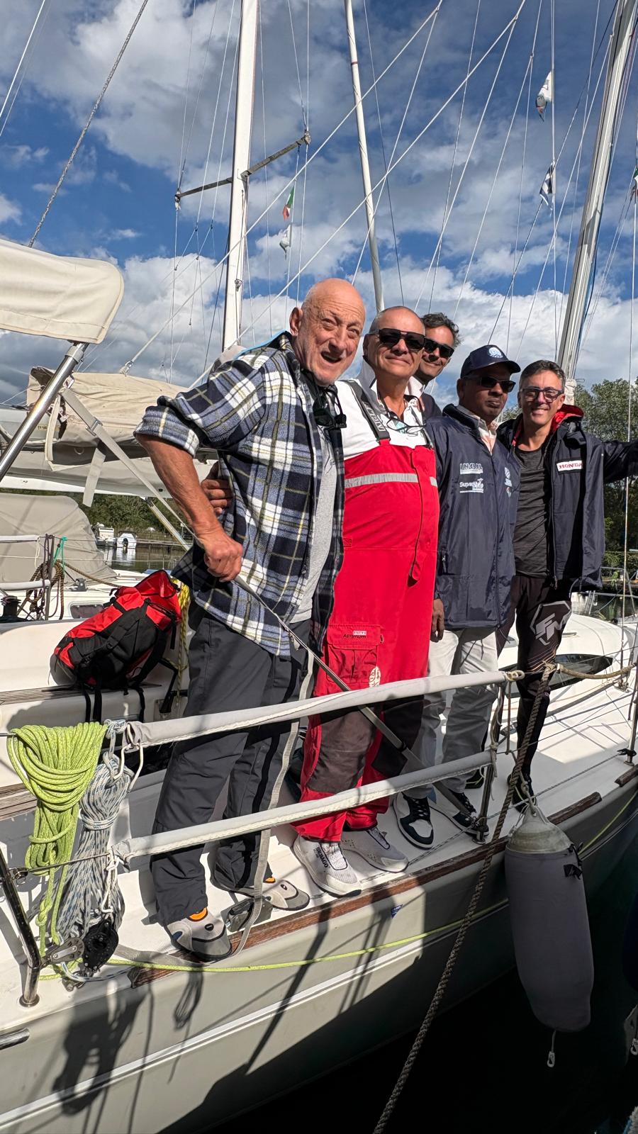 Un equipaggio in banchina prima della regata
